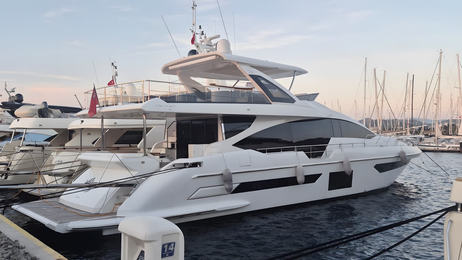 Azimut Grande 25 Metri - second view